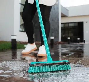 Vassoura Duraforte Ideal para escovar o chão e remover a sujeira mais grossa e incrustada