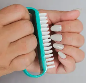 Escova Clip Ref. 5220 Com cerdas em PP ultra macias. Para limpezas delicadas, protegendo as unhas.